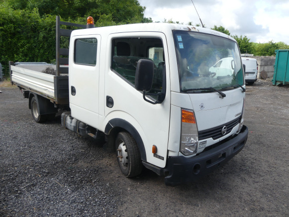 Camionnette double cabine et benne tri benne Nissan Cabstar (2009-215.641 km) - Camión volquete: foto 2 Camionnette double cabine et benne tri benne Nissan Cabstar (2009-215.641 km) - Camión volquete: foto 2