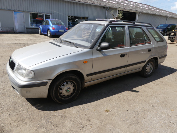 Voiture Skoda Felicia Break (1999-134.345 km) - Coche: foto 1 Voiture Skoda Felicia Break (1999-134.345 km) - Coche: foto 1