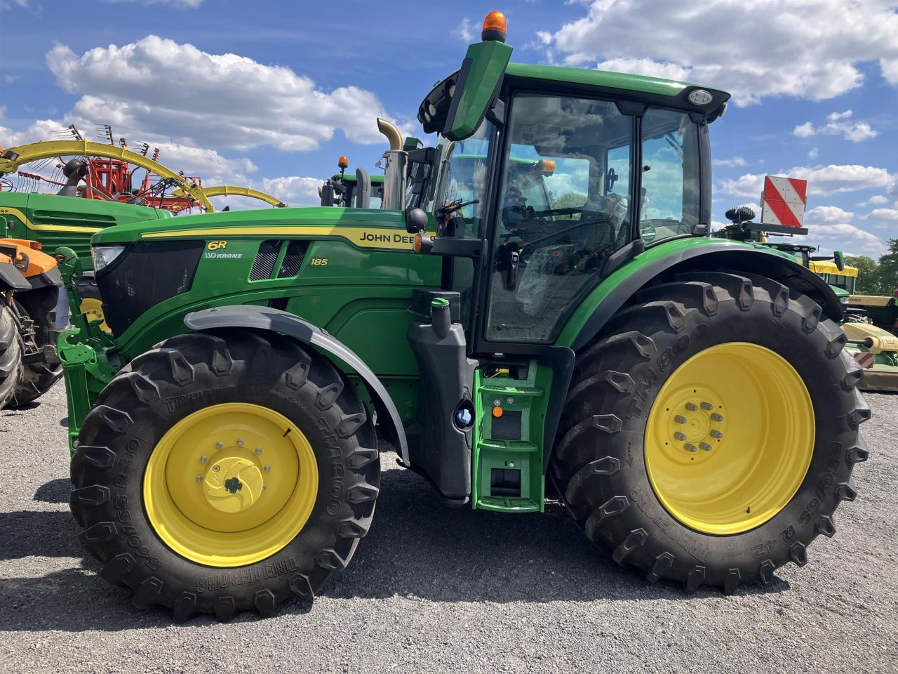 John Deere 6R 185 - Tractor: foto 1 John Deere 6R 185 - Tractor: foto 1