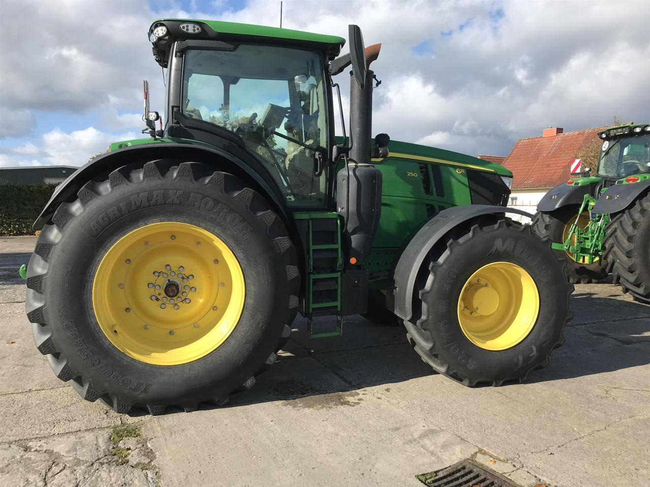 John Deere 6R 250 - Tractor: foto 2 John Deere 6R 250 - Tractor: foto 2