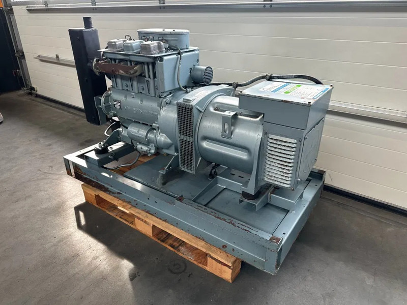 Hatz 3M40L Mecc Alte Spa 40 kVA generatorset ex Emergency ! 22 hours ! - Generador industriale: foto 4 Hatz 3M40L Mecc Alte Spa 40 kVA generatorset ex Emergency ! 22 hours ! - Generador industriale: foto 4