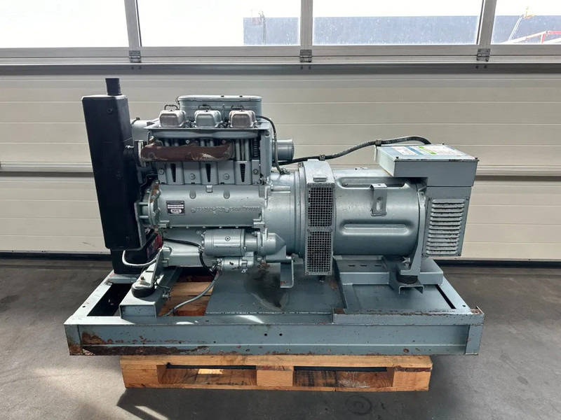 Hatz 3M40L Mecc Alte Spa 40 kVA generatorset ex Emergency ! 22 hours ! - Generador industriale: foto 1 Hatz 3M40L Mecc Alte Spa 40 kVA generatorset ex Emergency ! 22 hours ! - Generador industriale: foto 1