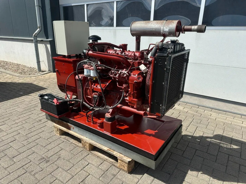 Iveco 8041 I 06.55 Leroy Somer 45 KVA noodstroom generatorset as New ! 104 hours - Generador industriale: foto 1 Iveco 8041 I 06.55 Leroy Somer 45 KVA noodstroom generatorset as New ! 104 hours - Generador industriale: foto 1