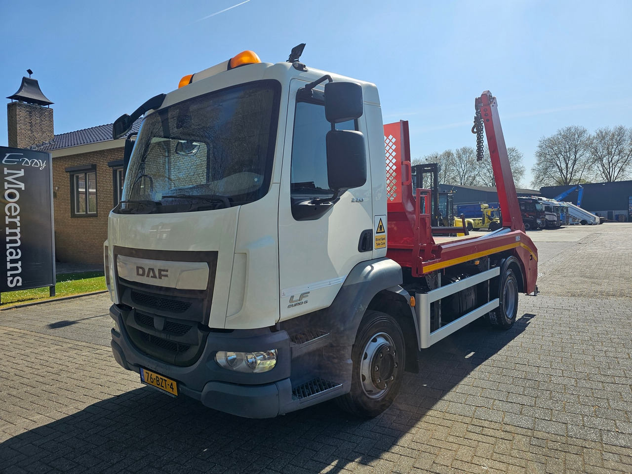 DAF LF 220 Euro 6 - Camión portacontenedor de cadenas: foto 3 DAF LF 220 Euro 6 - Camión portacontenedor de cadenas: foto 3