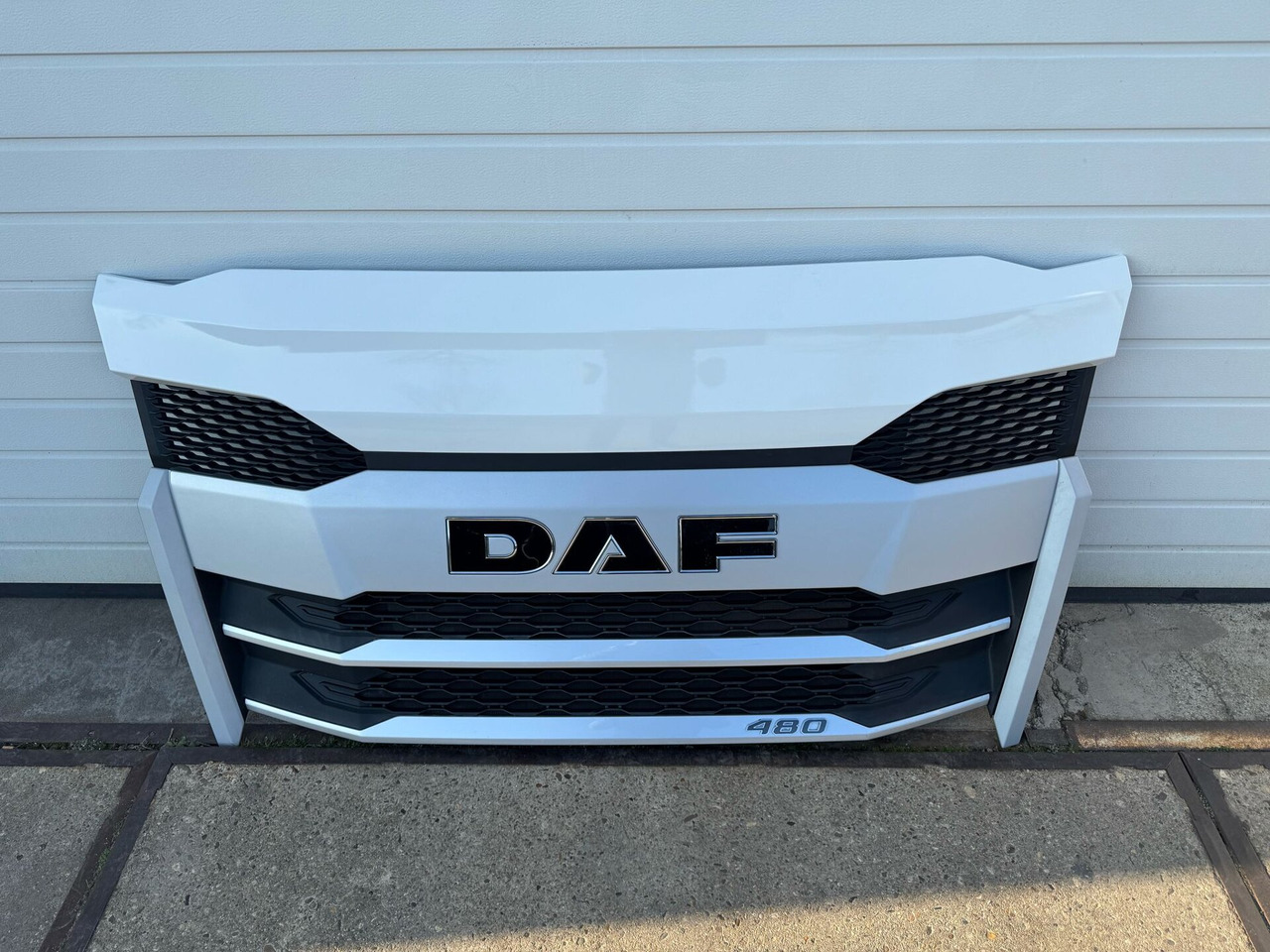 DAF XF NG GRILLE BOVEN COMPLETE | USED | 000238A - Parrilla para Camión: foto 2 DAF XF NG GRILLE BOVEN COMPLETE | USED | 000238A - Parrilla para Camión: foto 2