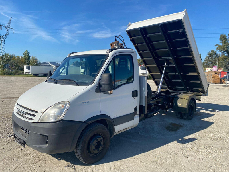 Iveco Daily 65 C 18 - 3 sided Tipper + HIAB 033T Crane - Volquete furgoneta: foto 1 Iveco Daily 65 C 18 - 3 sided Tipper + HIAB 033T Crane - Volquete furgoneta: foto 1