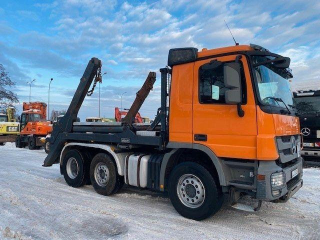 Mercedes-Benz ACTROS 1841 - Camión portacontenedor de cadenas: foto 2 Mercedes-Benz ACTROS 1841 - Camión portacontenedor de cadenas: foto 2