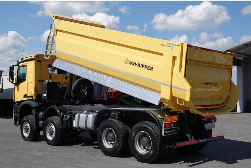 Mercedes-Benz AROCS 4145 / 8x8 / WYWROTKA TYLNOZSYPOWA / KH KIPPER / EURO 6 - Camión volquete: foto 4 Mercedes-Benz AROCS 4145 / 8x8 / WYWROTKA TYLNOZSYPOWA / KH KIPPER / EURO 6 - Camión volquete: foto 4
