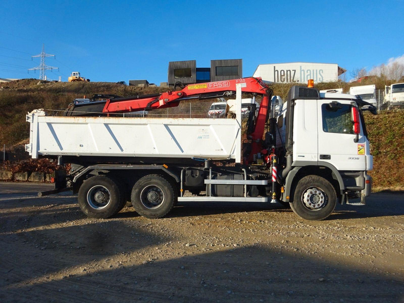 Mercedes-Benz Actros 3336 6x4 Three sided Tipper + Crane FASSI F155A.0.22 - Camión volquete, Camión grúa: foto 3 Mercedes-Benz Actros 3336 6x4 Three sided Tipper + Crane FASSI F155A.0.22 - Camión volquete, Camión grúa: foto 3