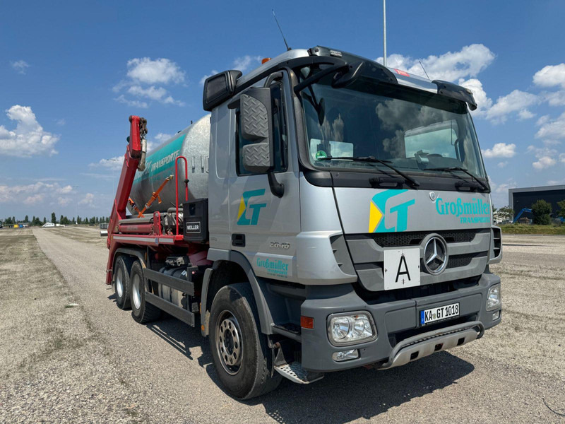 Mercedes-Benz MP 3 2648,6x4,voll-blatt-gefedert,Absetzer - Camión portacontenedor de cadenas: foto 2 Mercedes-Benz MP 3 2648,6x4,voll-blatt-gefedert,Absetzer - Camión portacontenedor de cadenas: foto 2