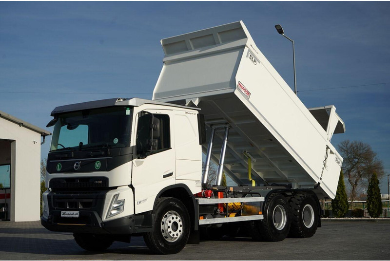 Volvo FMX 550 / 6x4 / WYWROTKA / WOZIDŁO / HARDOX / HYDRAULICZNA KLAPA - Camión volquete: foto 1 Volvo FMX 550 / 6x4 / WYWROTKA / WOZIDŁO / HARDOX / HYDRAULICZNA KLAPA - Camión volquete: foto 1