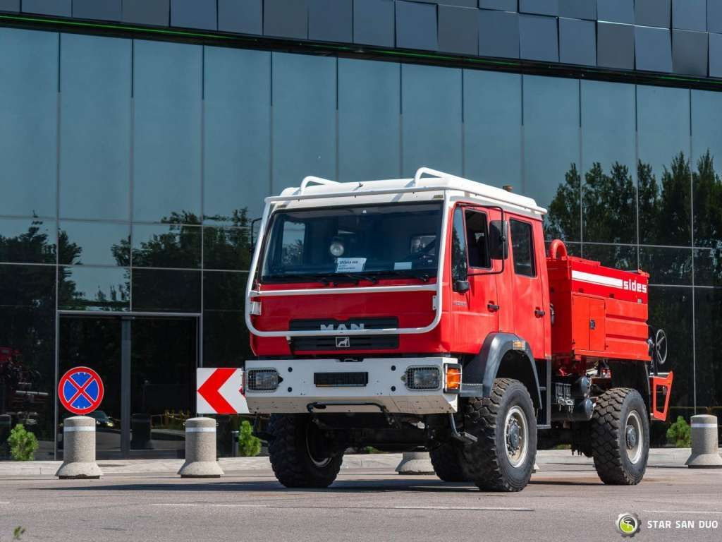 MAN  LE220B 4x4 E  Fire Truck Feuerwehr - Camión: foto 2 MAN  LE220B 4x4 E  Fire Truck Feuerwehr - Camión: foto 2