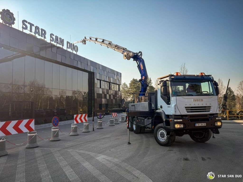 Iveco TRAKKER 450 6x6 PM41S FLY JIB Crane Kipper - Camión grúa: foto 3 Iveco TRAKKER 450 6x6 PM41S FLY JIB Crane Kipper - Camión grúa: foto 3