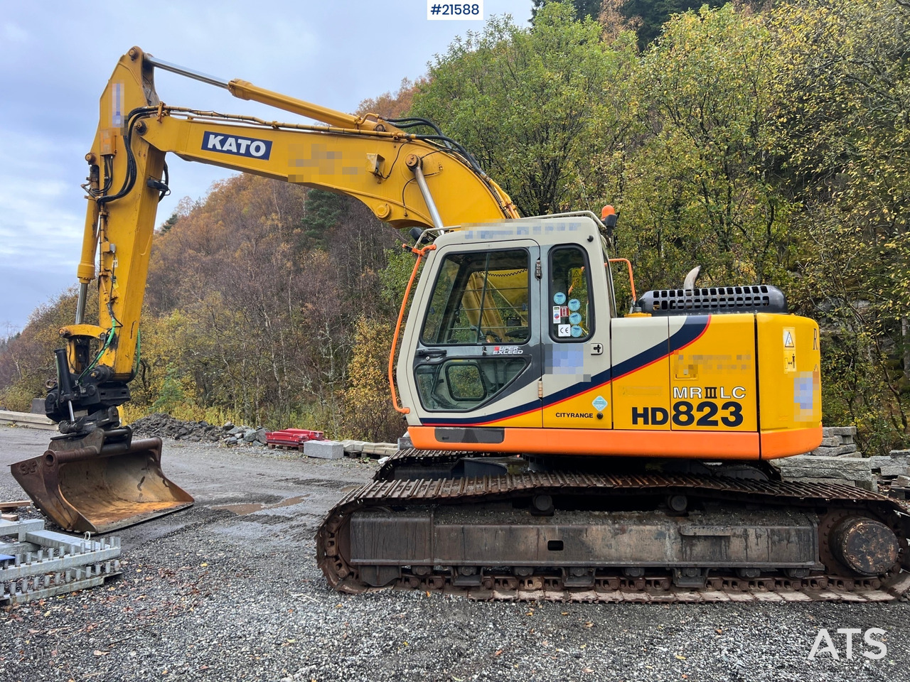 Kato HD 823 MR gravemaskin m/ rototilt, pusseskuff, atlas Copco kompressor , tamrock boretårn, skuffe m/klype, tannskuffe m/ skjær,smalskuffe, hydraulisk soldeskuffe og pigg - Excavadora de cadenas: foto 1 Kato HD 823 MR gravemaskin m/ rototilt, pusseskuff, atlas Copco kompressor , tamrock boretårn, skuffe m/klype, tannskuffe m/ skjær,smalskuffe, hydraulisk soldeskuffe og pigg - Excavadora de cadenas: foto 1