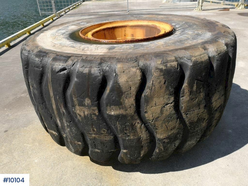 Tires and rims for Volvo A40 - Rueda completa para Dúmper articulado: foto 1 Tires and rims for Volvo A40 - Rueda completa para Dúmper articulado: foto 1