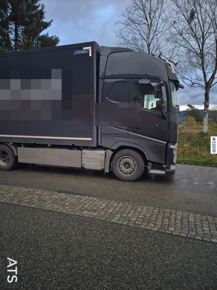 Volvo FH540 - Camión caja cerrada: foto 1 Volvo FH540 - Camión caja cerrada: foto 1