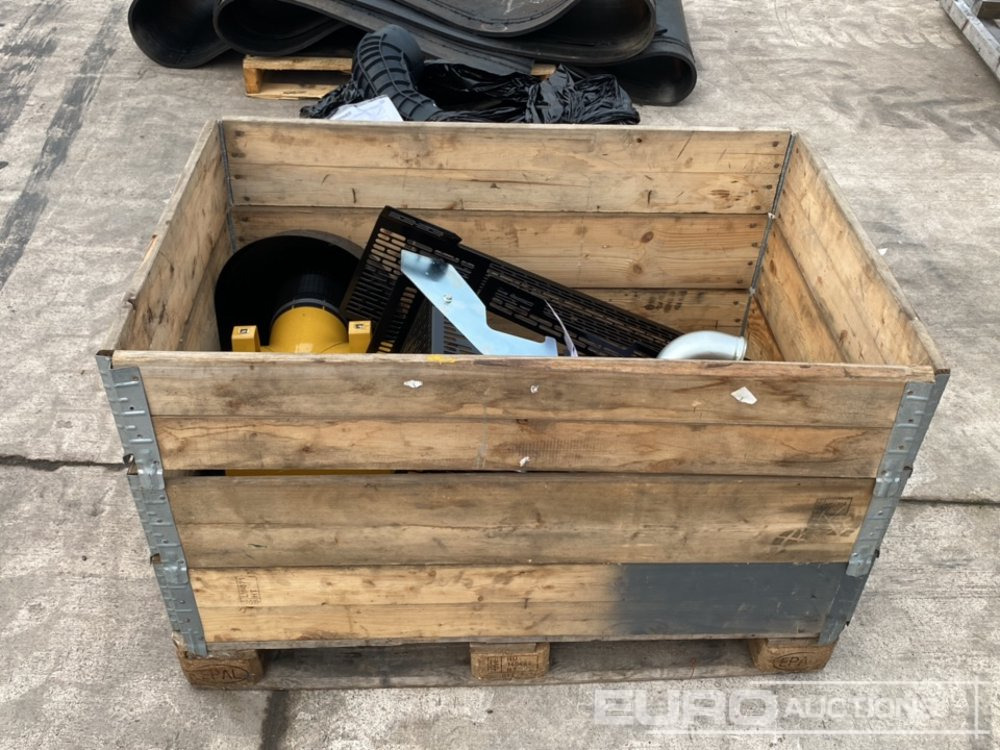 Pallet of Filter Housing, Pipe Work, Radiator to suit CAT (2 of) - Piezas de recambio para Maquinaria de construcción: foto 3 Pallet of Filter Housing, Pipe Work, Radiator to suit CAT (2 of) - Piezas de recambio para Maquinaria de construcción: foto 3