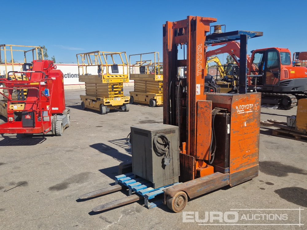 Toyota 16 1.6 Ton Electric Reach Forklift, 3 Mast, Forks, Charger - Carretilla elevadora: foto 4 Toyota 16 1.6 Ton Electric Reach Forklift, 3 Mast, Forks, Charger - Carretilla elevadora: foto 4