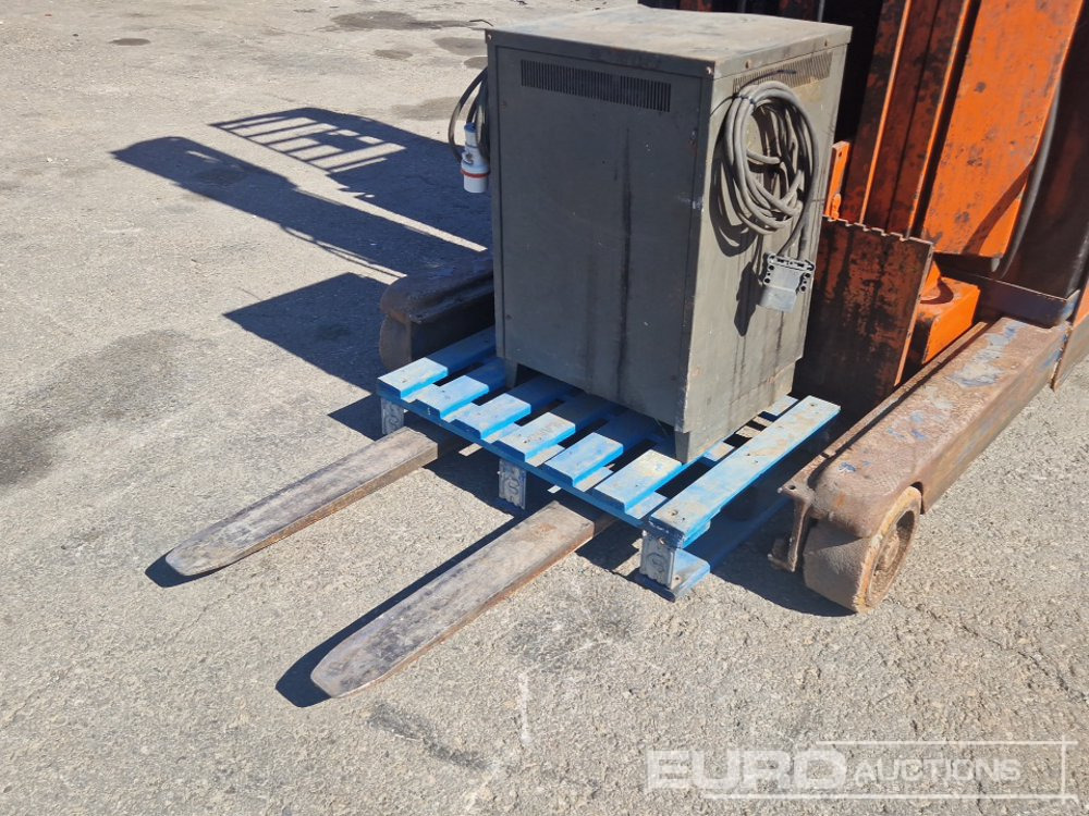 Toyota 16 1.6 Ton Electric Reach Forklift, 3 Mast, Forks, Charger - Carretilla elevadora: foto 5 Toyota 16 1.6 Ton Electric Reach Forklift, 3 Mast, Forks, Charger - Carretilla elevadora: foto 5