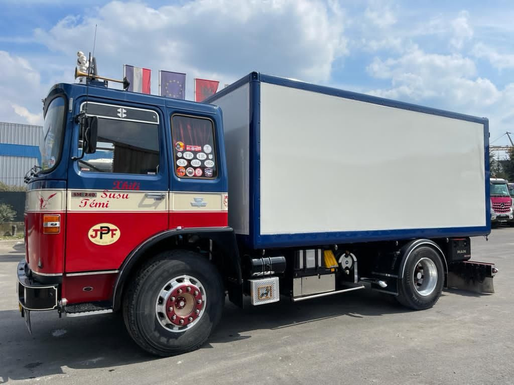 Camion SAVIEM SM 240 - Camión caja cerrada: foto 4 Camion SAVIEM SM 240 - Camión caja cerrada: foto 4
