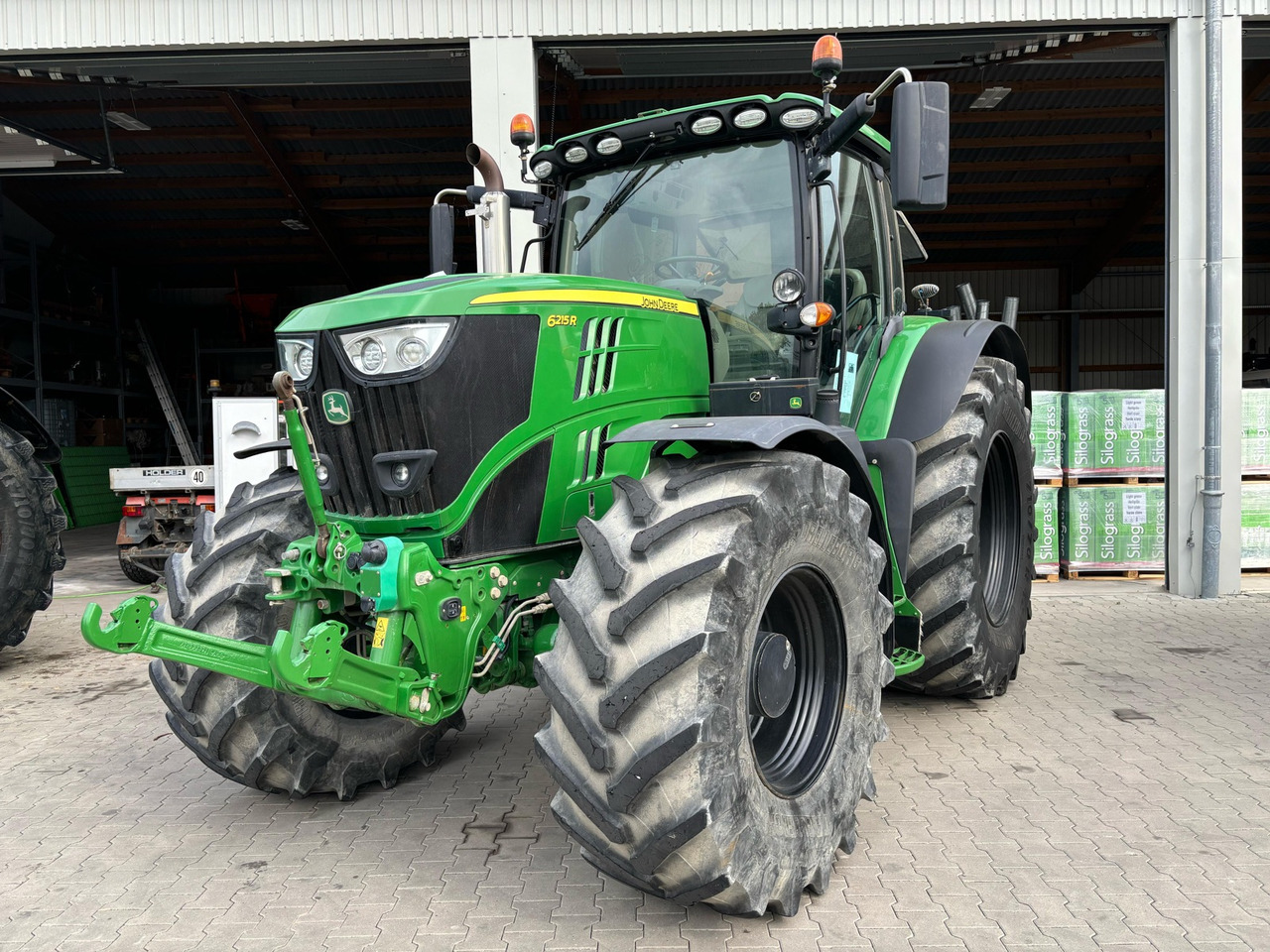 John Deere 6215 R - Tractor: foto 1 John Deere 6215 R - Tractor: foto 1