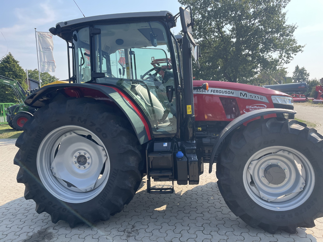Massey Ferguson 5712M 4WD Cab Essential - Tractor: foto 1 Massey Ferguson 5712M 4WD Cab Essential - Tractor: foto 1