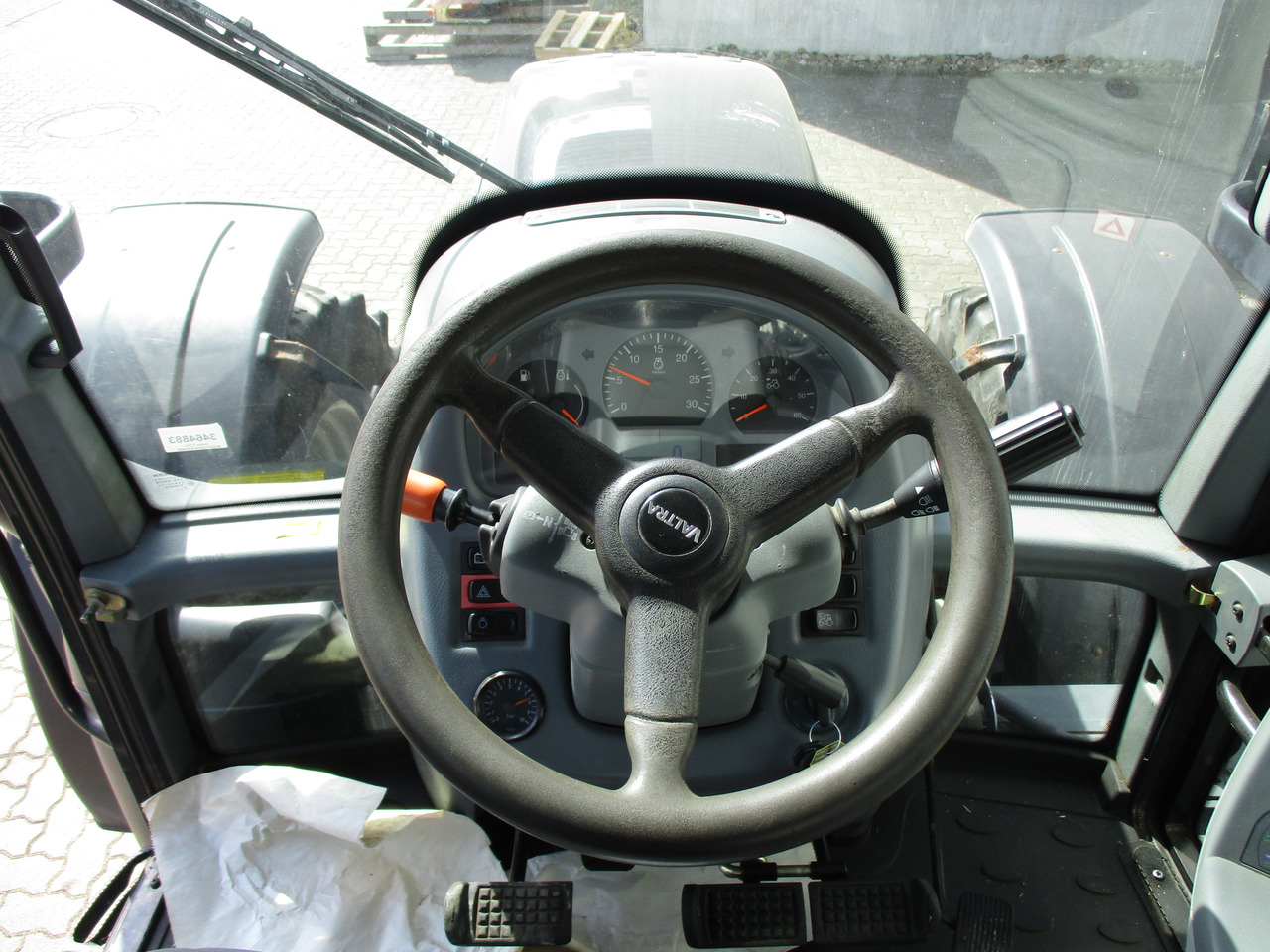 Valtra T 213 - Tractor: foto 3 Valtra T 213 - Tractor: foto 3