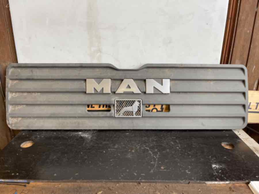 MAN F2000 FRONT GRILL 81.61150-0110 - Carrocería y exterior para Camión: foto 3 MAN F2000 FRONT GRILL 81.61150-0110 - Carrocería y exterior para Camión: foto 3