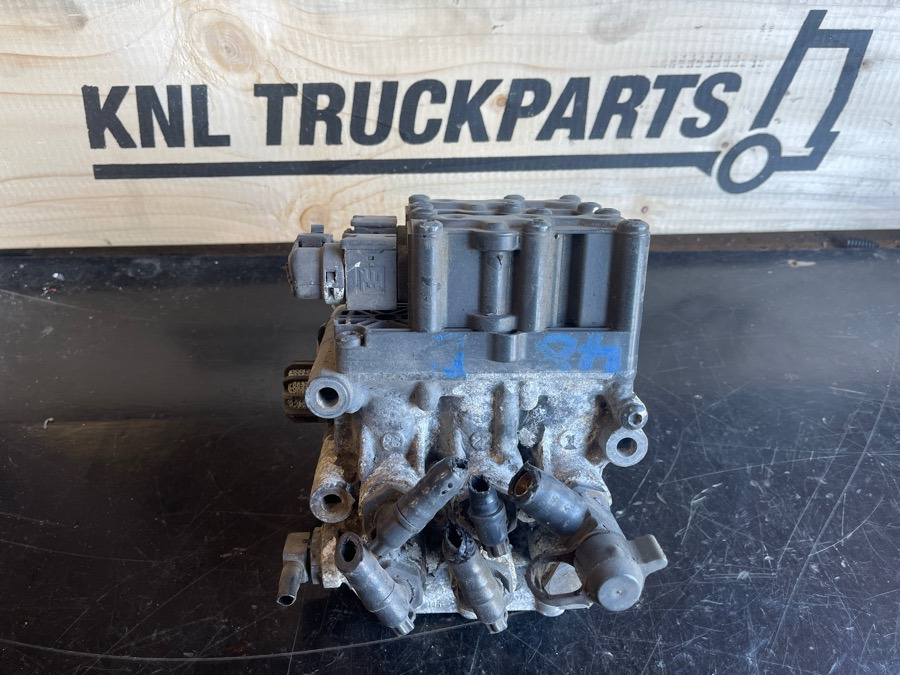 MERCEDES VALVE A0013270825 - Válvula de freno para Camión: foto 1 MERCEDES VALVE A0013270825 - Válvula de freno para Camión: foto 1