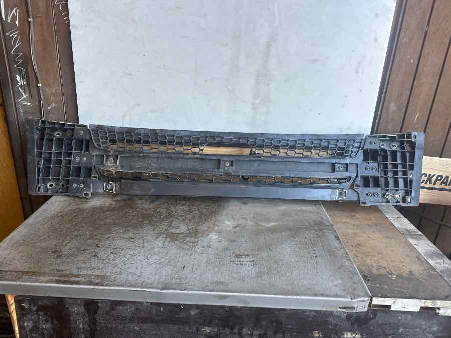 SCANIA LOWER GRILL - Carrocería y exterior para Camión: foto 1 SCANIA LOWER GRILL - Carrocería y exterior para Camión: foto 1