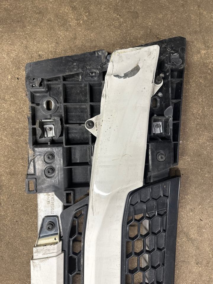 SCANIA NGR GRILL LOWER - Carrocería y exterior para Camión: foto 3 SCANIA NGR GRILL LOWER - Carrocería y exterior para Camión: foto 3