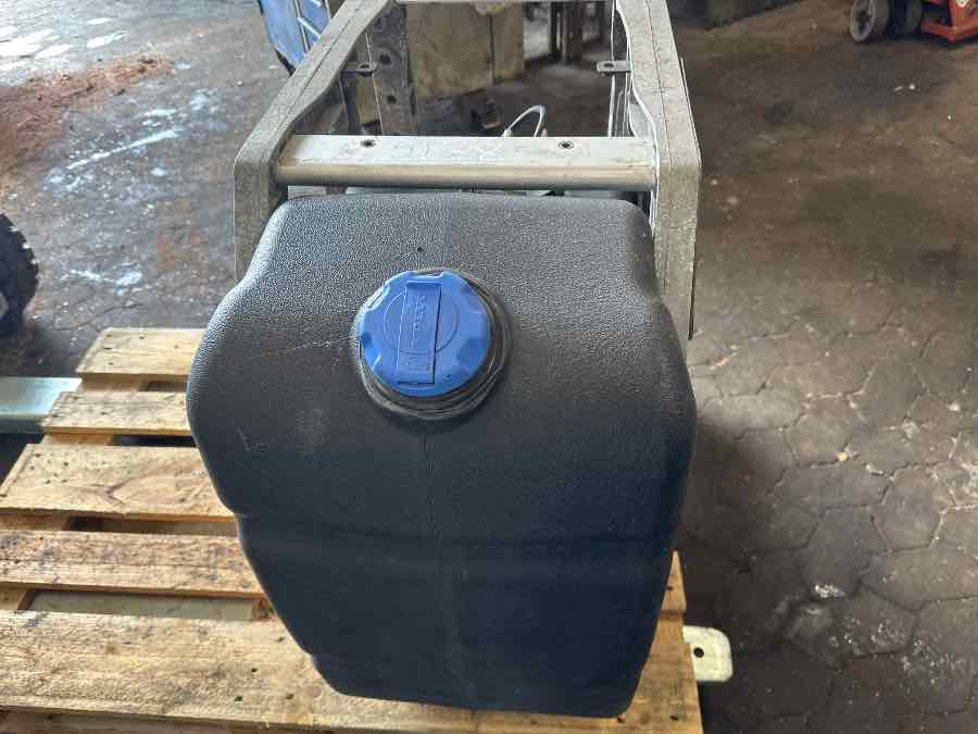 VOLVO ADBLUE TANK 21645367 - Procesamiento de combustible para Camión: foto 3 VOLVO ADBLUE TANK 21645367 - Procesamiento de combustible para Camión: foto 3