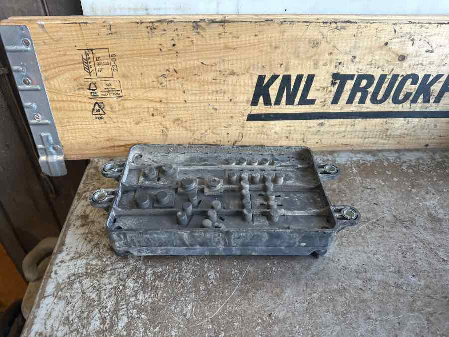 VOLVO FUSE BOX 23098516 - Sistema eléctrico para Camión: foto 2 VOLVO FUSE BOX 23098516 - Sistema eléctrico para Camión: foto 2