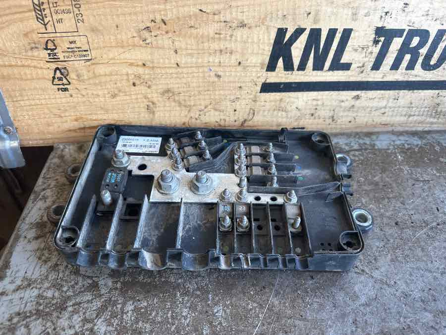 VOLVO FUSE BOX 23098516 - Sistema eléctrico para Camión: foto 3 VOLVO FUSE BOX 23098516 - Sistema eléctrico para Camión: foto 3