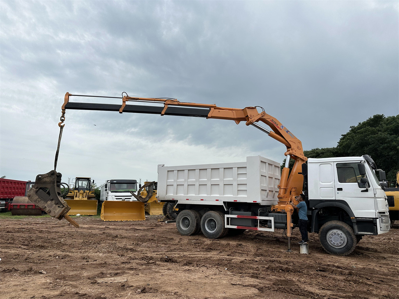 HOWO 371 Mounted Crane Dump truck - Camión grúa: foto 3 HOWO 371 Mounted Crane Dump truck - Camión grúa: foto 3