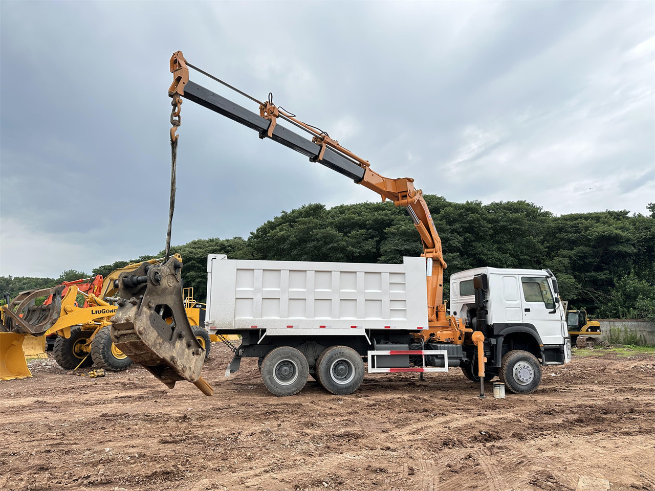 HOWO 371 Mounted Crane Dump truck - Camión grúa: foto 1 HOWO 371 Mounted Crane Dump truck - Camión grúa: foto 1