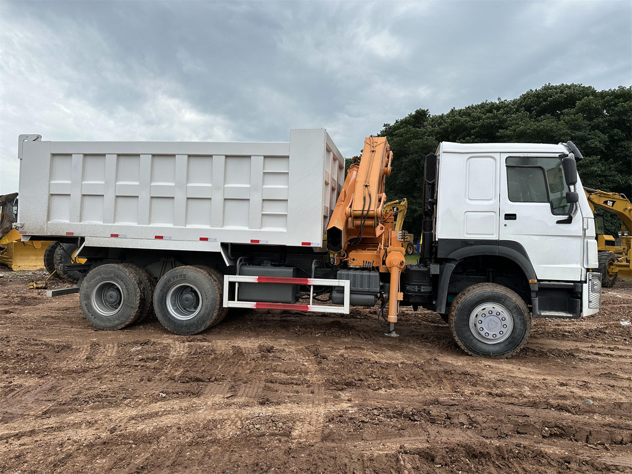 HOWO 371 Mounted Crane Dump truck - Camión grúa: foto 5 HOWO 371 Mounted Crane Dump truck - Camión grúa: foto 5