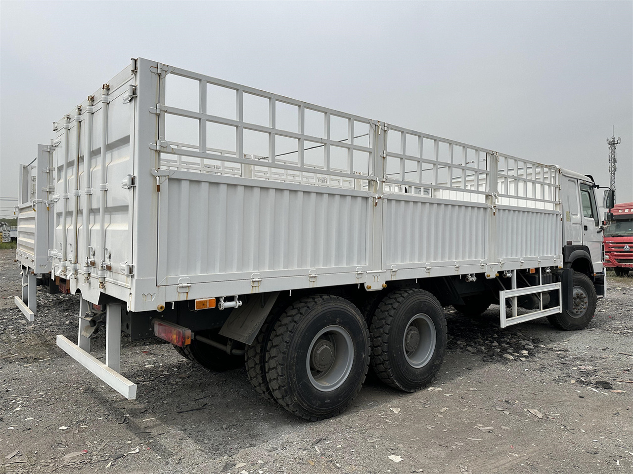 SINOTRUK HOWO 371 Cargo truck - Camión transporte de ganado: foto 4 SINOTRUK HOWO 371 Cargo truck - Camión transporte de ganado: foto 4