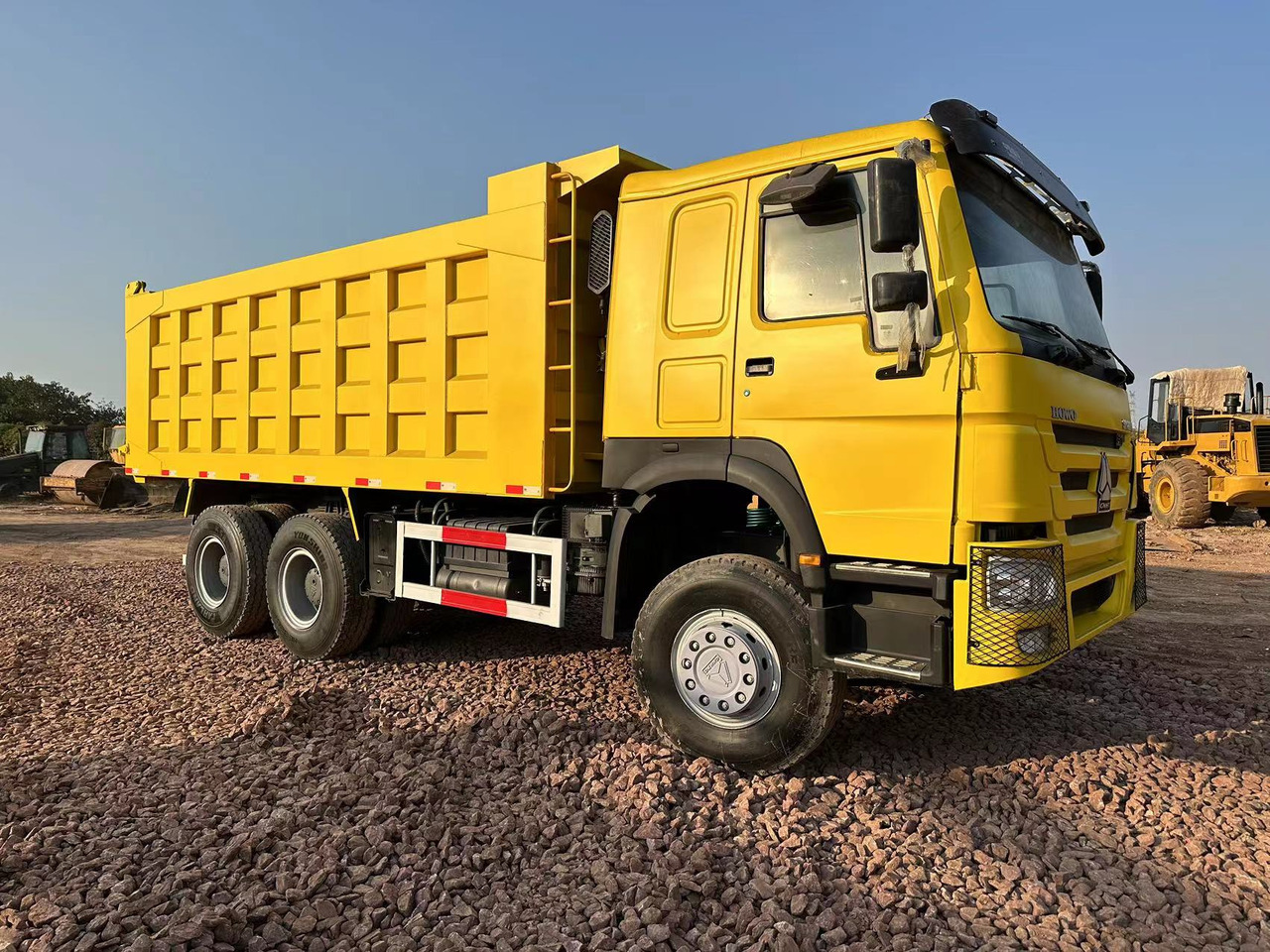 SINOTRUK HOWO 371 Dump Truck - Camión volquete: foto 4 SINOTRUK HOWO 371 Dump Truck - Camión volquete: foto 4