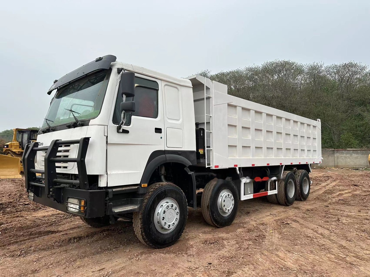 SINOTRUK HOWO 371 with Bumper - Camión volquete: foto 1 SINOTRUK HOWO 371 with Bumper - Camión volquete: foto 1
