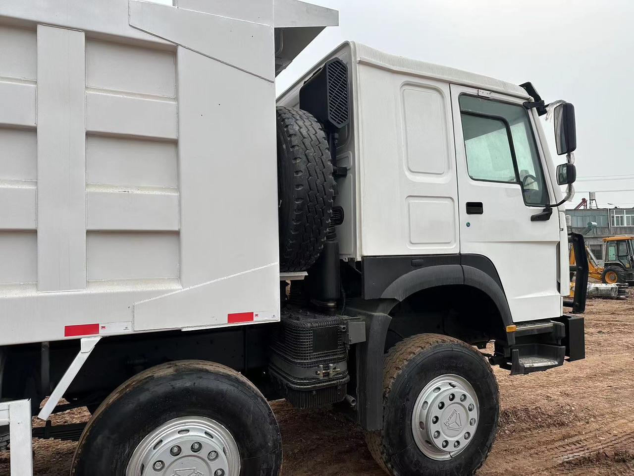 Camión volquete SINOTRUK HOWO 371 with Bumper: foto 9