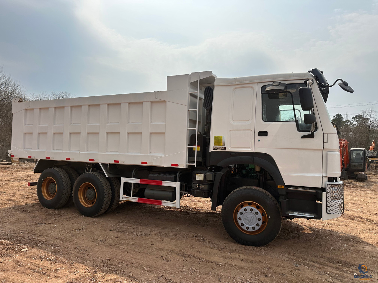 SINOTRUK HOWO 371hp 6x4 Dump truck - Camión volquete: foto 3 SINOTRUK HOWO 371hp 6x4 Dump truck - Camión volquete: foto 3