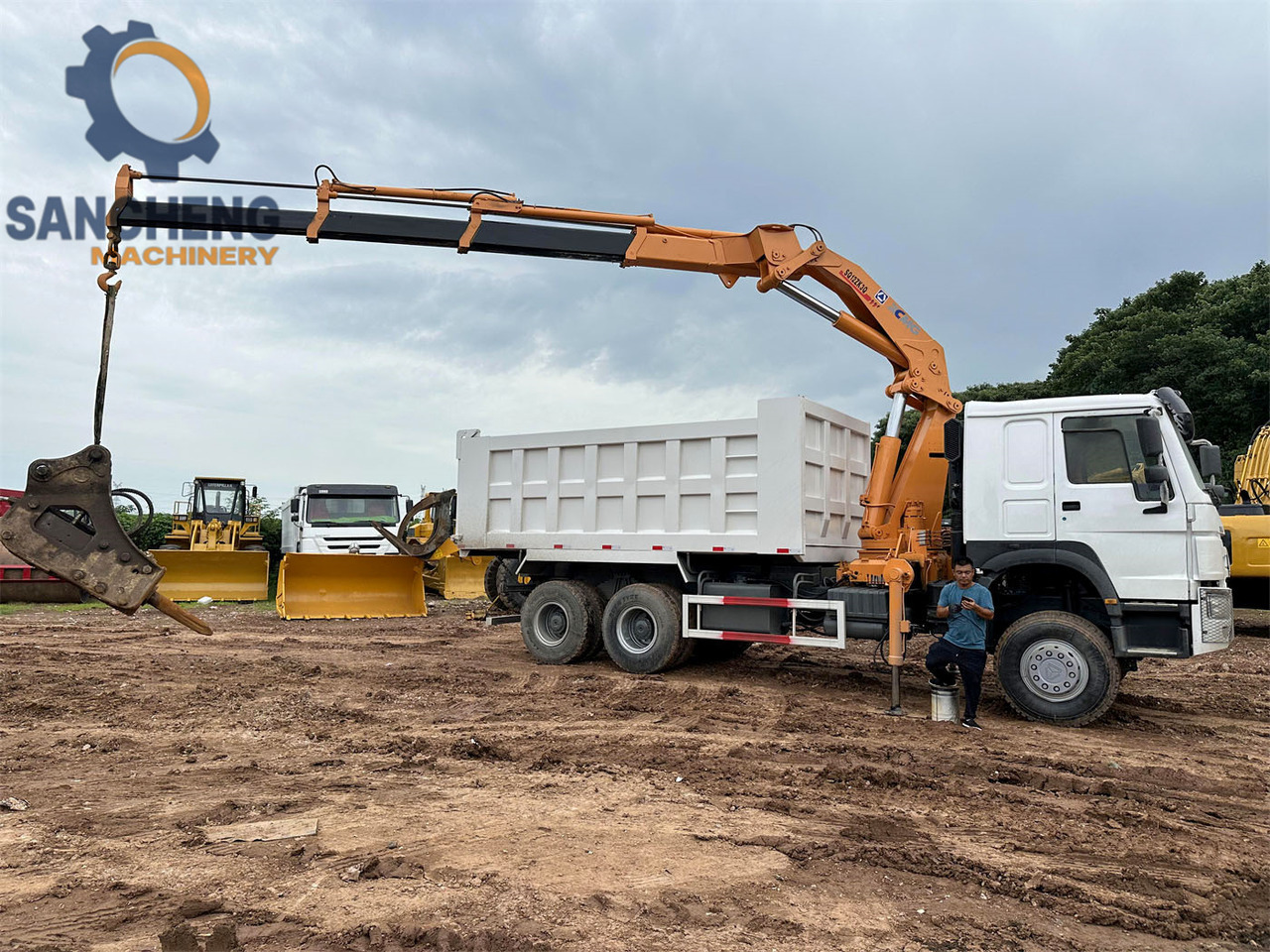 SINOTRUK Howo 371 6x4 crane truck - Camión grúa: foto 5 SINOTRUK Howo 371 6x4 crane truck - Camión grúa: foto 5
