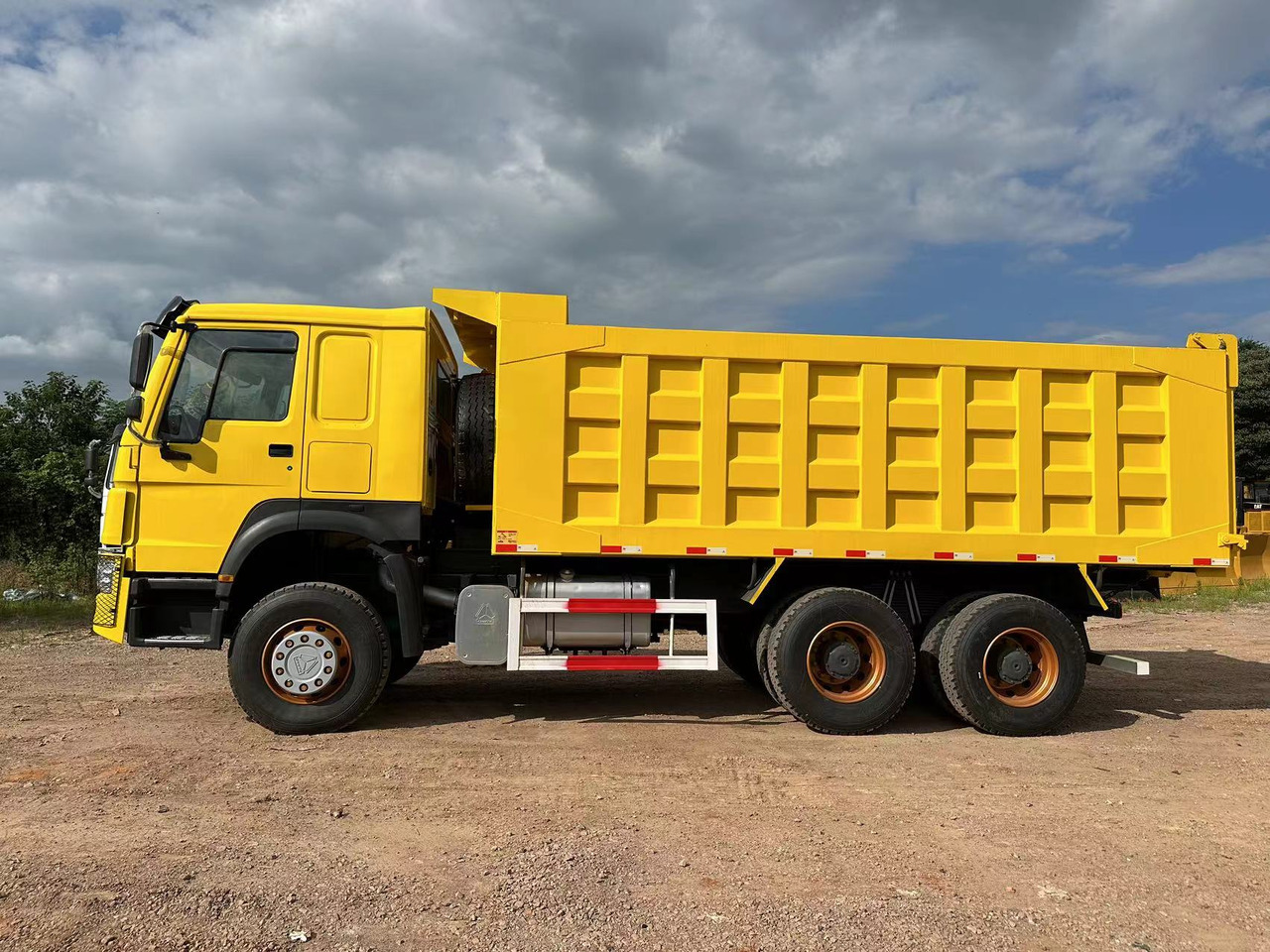 SINOTRUK Howo 371 Dump truck - Camión volquete: foto 4 SINOTRUK Howo 371 Dump truck - Camión volquete: foto 4