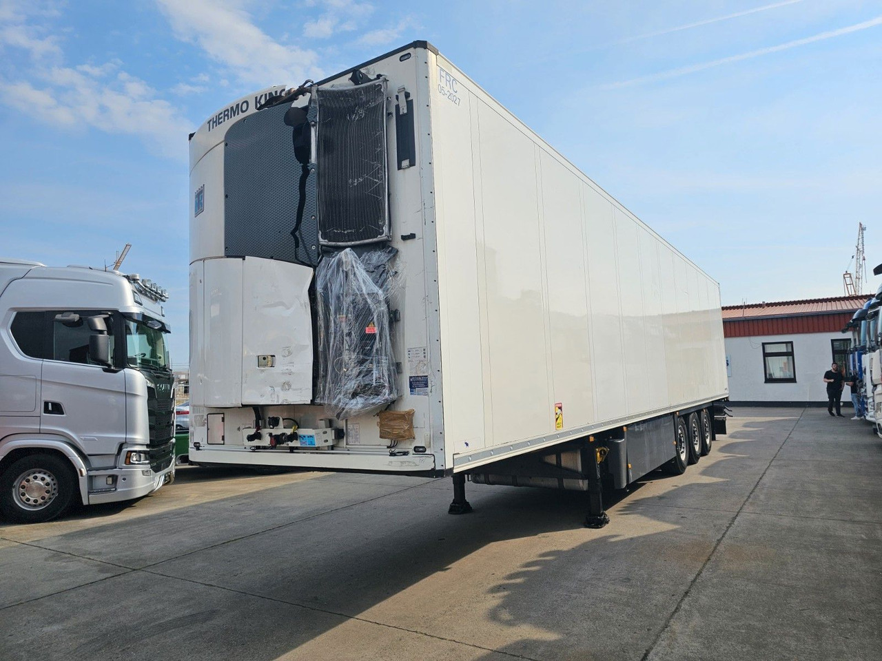 Schmitz Cargobull NKS * DOPPELST. * UNFALL * THERMOK. * LIFT * - Semirremolque frigorífico: foto 3 Schmitz Cargobull NKS * DOPPELST. * UNFALL * THERMOK. * LIFT * - Semirremolque frigorífico: foto 3