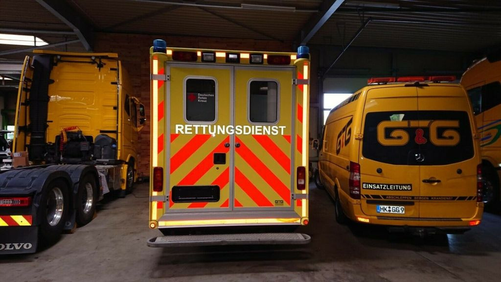 Mercedes-Benz Sprinter 516 CDI 4x4 WAS Koffer // Garantie // - Ambulancia: foto 1 Mercedes-Benz Sprinter 516 CDI 4x4 WAS Koffer // Garantie // - Ambulancia: foto 1