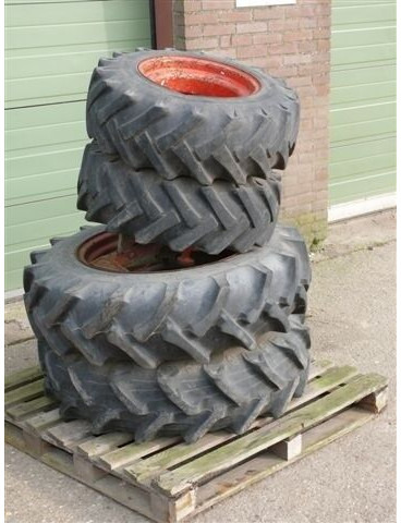 SET dubbbel lucht 12.4 x 32 - Neumáticos y llantas: foto 1 SET dubbbel lucht 12.4 x 32 - Neumáticos y llantas: foto 1