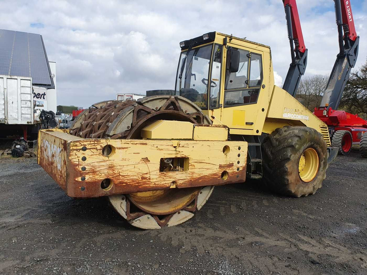 BOMAG BW 225 D-3 / 2001 / nur 3.824h! / Variocontrol - Compactador: foto 1 BOMAG BW 225 D-3 / 2001 / nur 3.824h! / Variocontrol - Compactador: foto 1