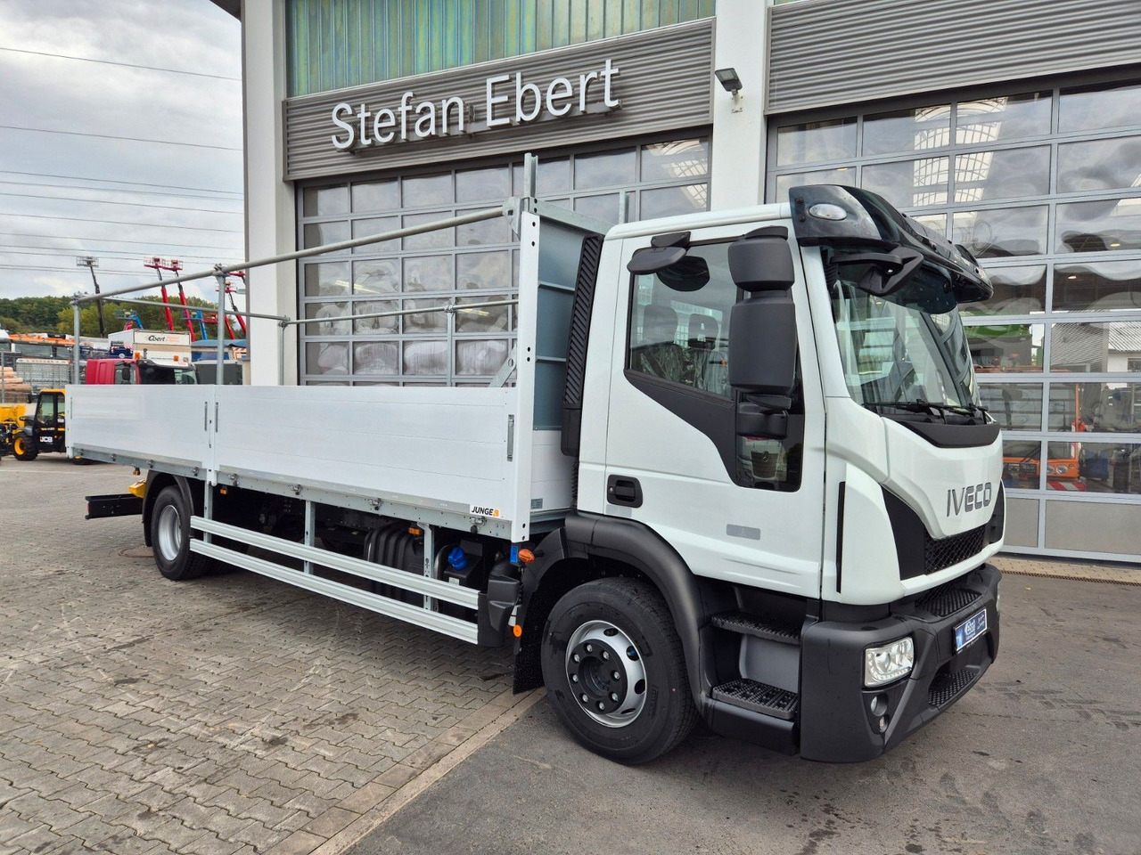 Iveco Eurocargo ML140E28/P Gerüstbau 3 Sitze AHK Klima - Camión caja abierta: foto 4 Iveco Eurocargo ML140E28/P Gerüstbau 3 Sitze AHK Klima - Camión caja abierta: foto 4