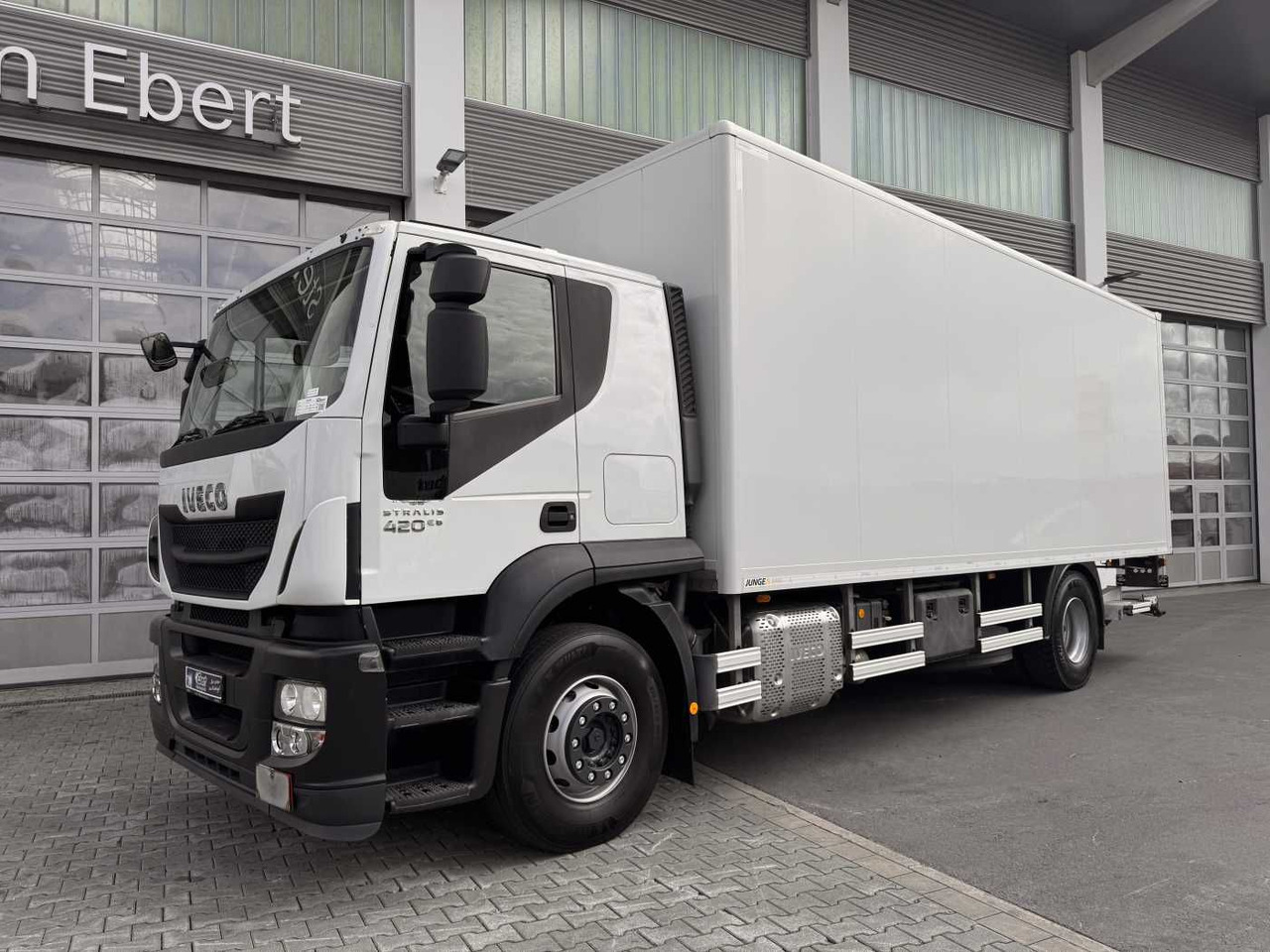 Iveco Stralis AT190S42/FP-D 4x2 Koffer+LBW faltbar AHK - Camión caja cerrada: foto 2 Iveco Stralis AT190S42/FP-D 4x2 Koffer+LBW faltbar AHK - Camión caja cerrada: foto 2